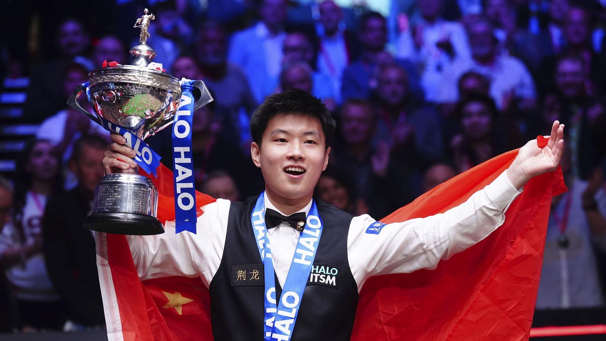 一边是雄鹿 一边是雄鹿